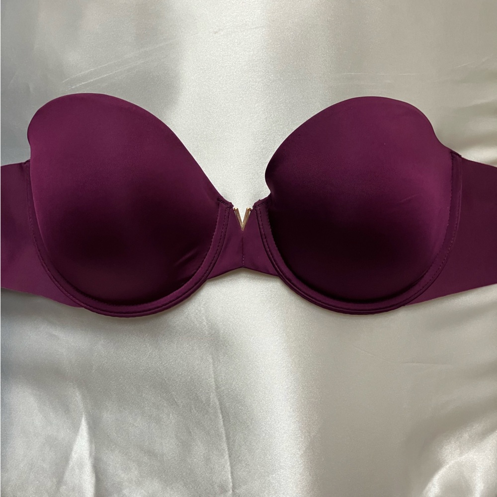Victoria's Secret 34D
BARE ILLUSIONS LIGHTLY LINED STRAPLESS BRA